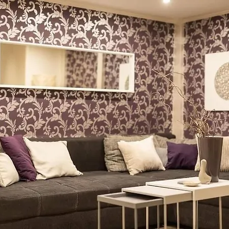 Peaceful Gozsdu * بودابست